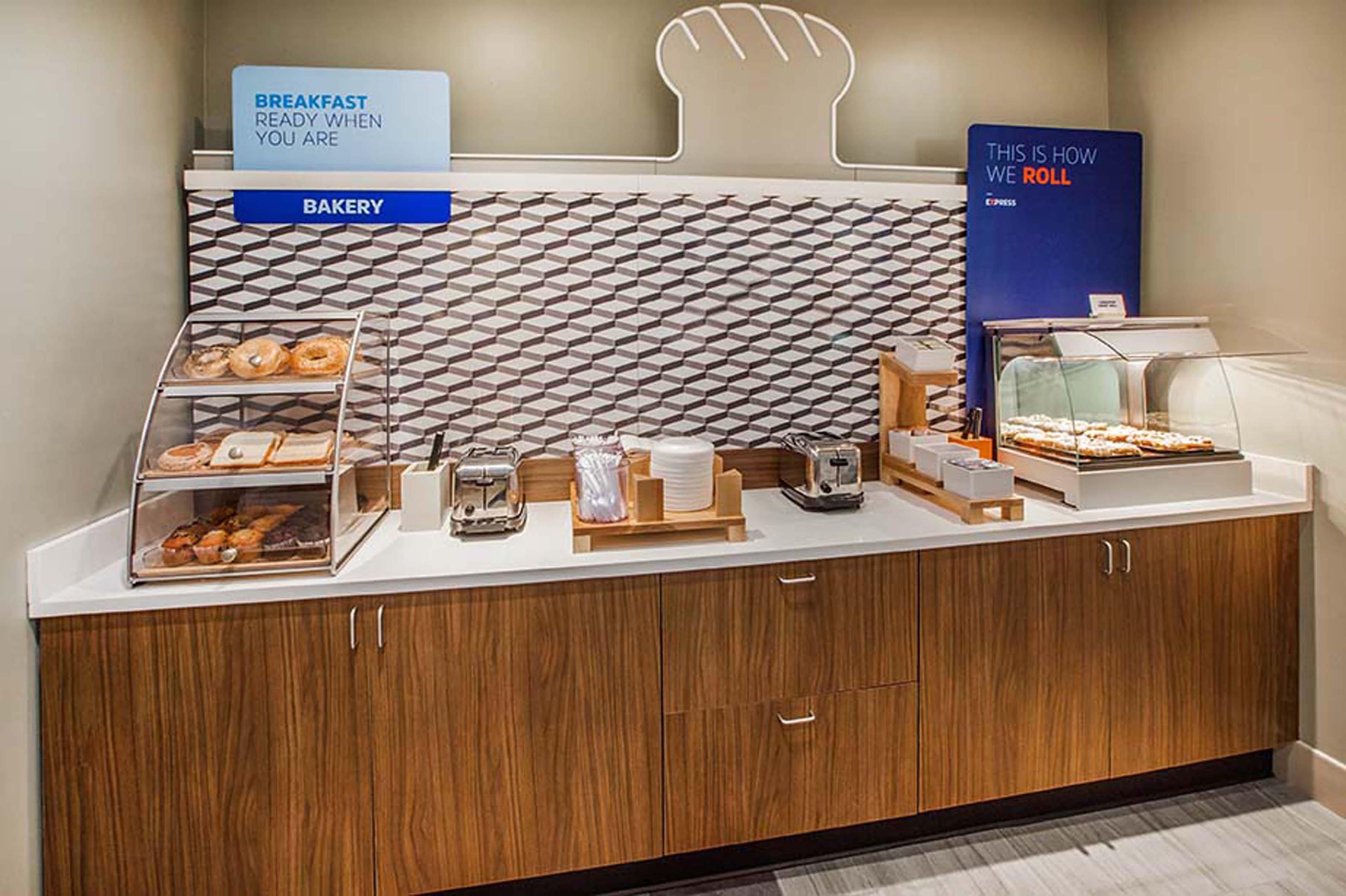 Holiday Inn Express Ontario By Ihg Creekside Екстериор снимка