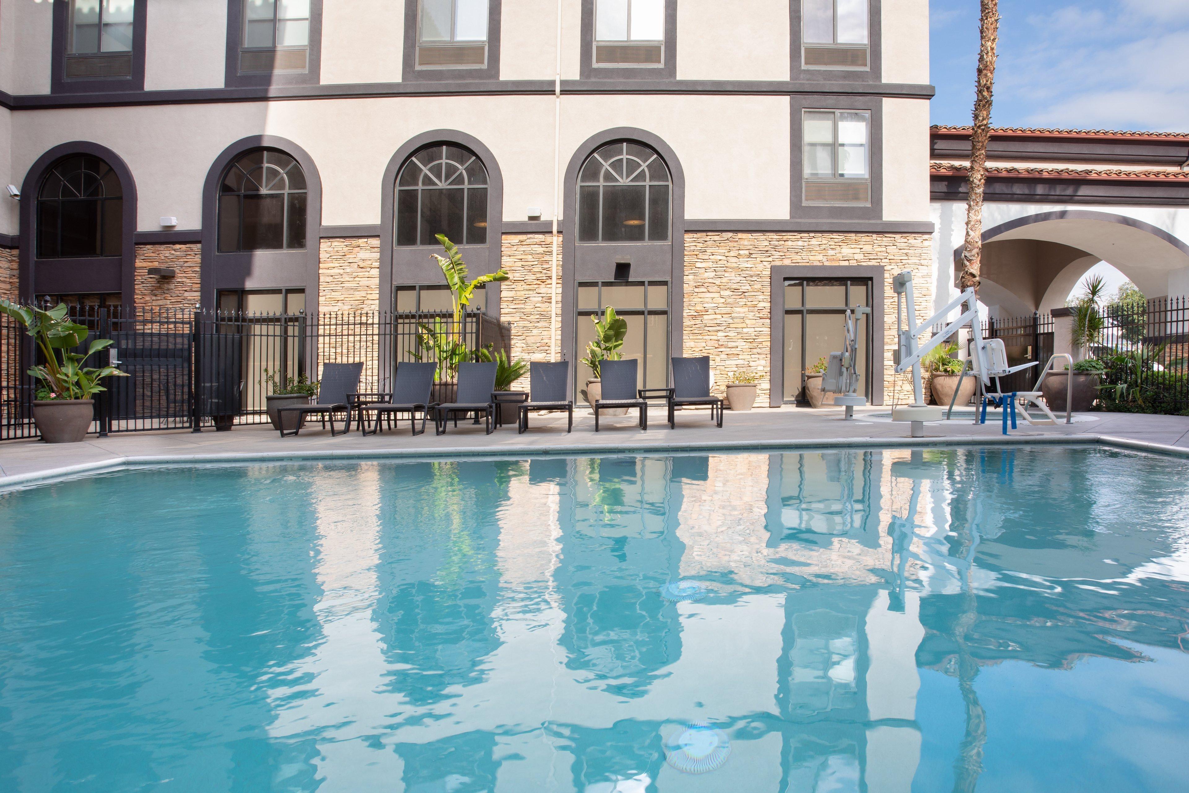 Holiday Inn Express Ontario By Ihg Creekside Екстериор снимка