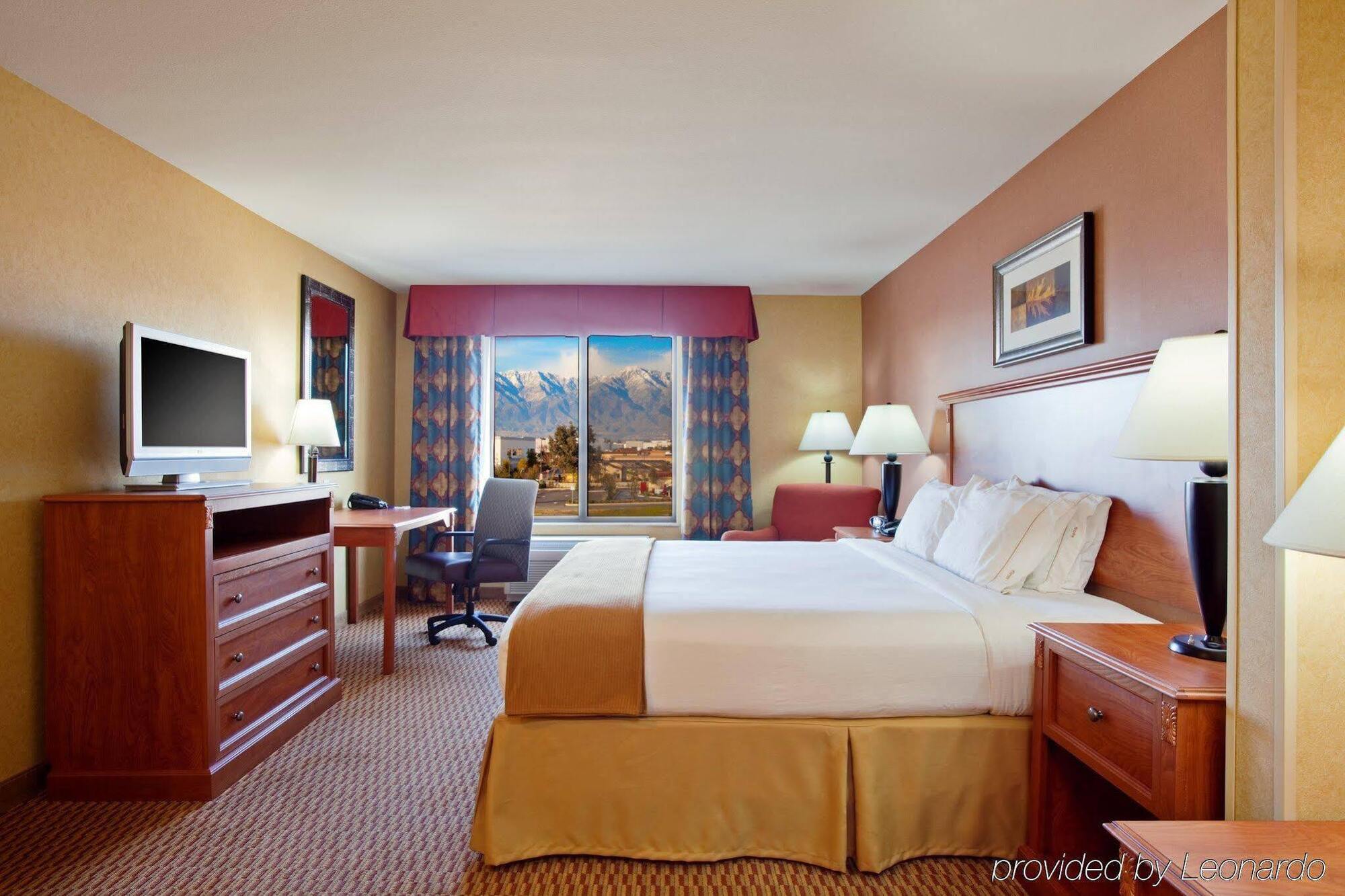 Holiday Inn Express Ontario By Ihg Creekside Екстериор снимка